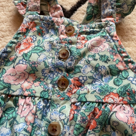 NWT Old Navy Baby All Over Floral Print Ruffle Tank Overalls 0-3 Mon - Picture 4 of 7